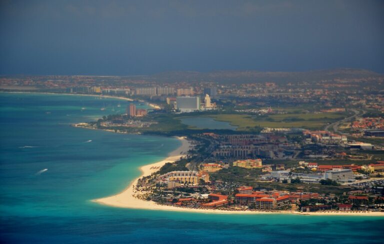 1024px-Hotel_zone_Aruba_-_8109185827