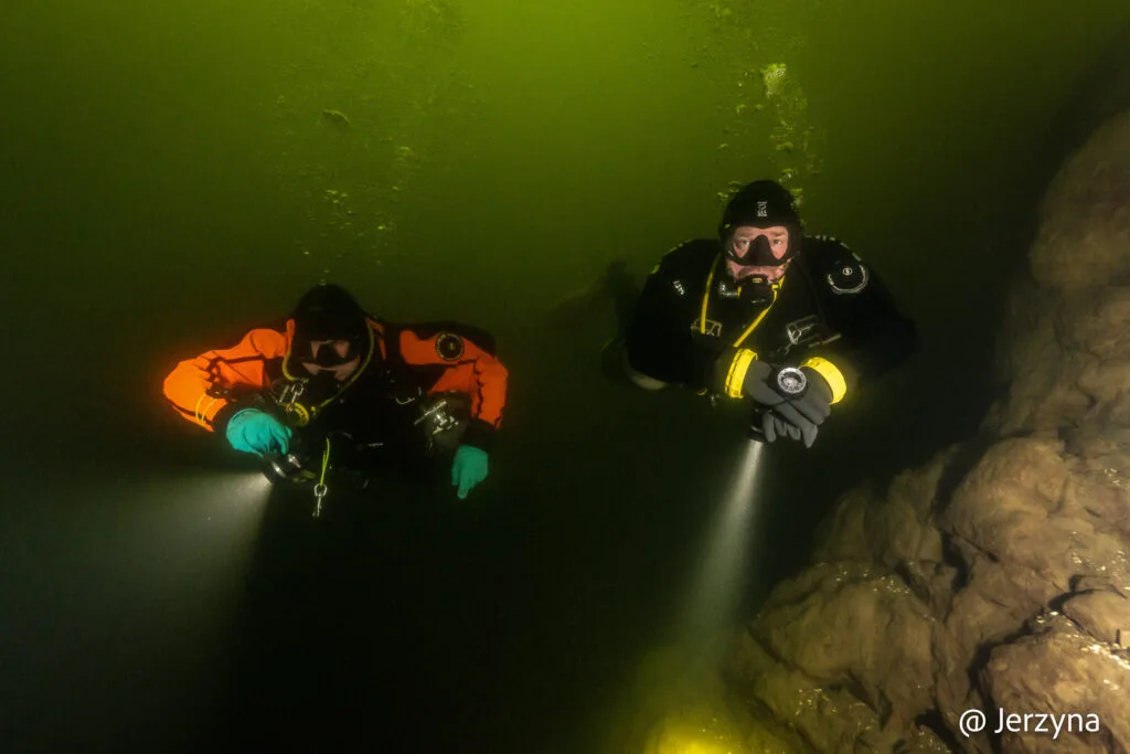 Dwóch nurków płynie z kompasem. Nawigacja podwodna.